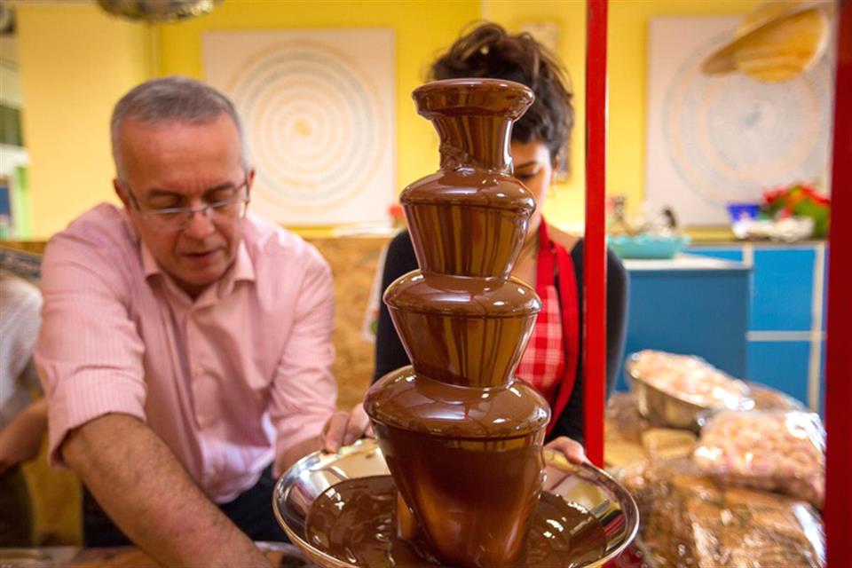 Chocolate fountain on stand by airgame