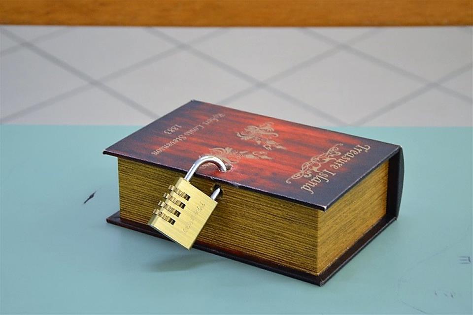 Escape room lock by airgame