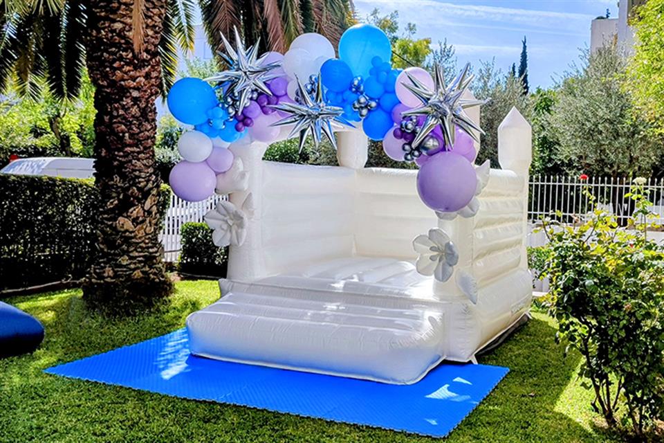 Λευκό φουσκωτό κάστρο με μπαλόνια